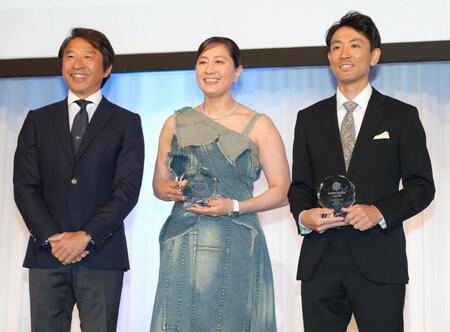 笑顔を見せる（右から）渡部暁斗、竹内智香、プレゼンターの荻原次晴氏（撮影・吉澤敬太）