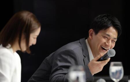 笑顔を見せる三浦璃来（左）木原龍一（撮影・吉澤敬太）