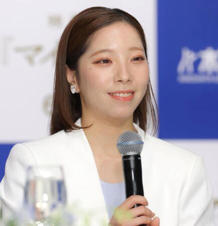 柔らかな笑みを浮かべ会見する三浦璃来（撮影・吉澤敬太）