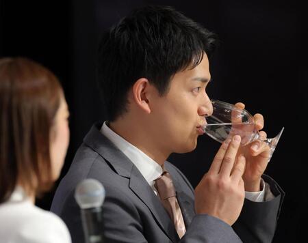 会見の合間に上品に水を飲む木原龍一（撮影・吉澤敬太）
