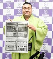 都内で会見を行った霧島