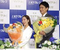 花束を手に笑顔を見せる三浦璃来（左）、木原龍一組（撮影・吉澤敬太）