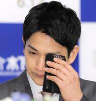 引退会見冒頭で涙する木原龍一（撮影・吉澤敬太）