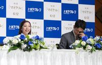 引退会見の冒頭で早くも涙を見せる木原さん（右）と笑顔の三浦璃来