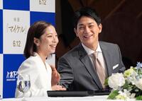 現役引退の記者会見で笑顔を見せる三浦璃来（左）、木原龍一