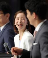 笑顔で会見する三浦璃来（左）、木原龍一（撮影・吉澤敬太）