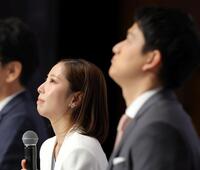 これまでの道のりを振り返り宙を見つめる三浦璃来（左）、木原龍一（撮影・吉澤敬太）