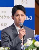 引退会見に臨む木原龍一