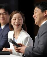 笑い合う三浦璃来（左）、木原龍一（撮影・吉澤敬太）