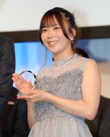 笑顔でトロフィーを持つ深田茉莉（撮影・吉澤敬太）