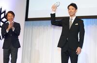 荻原次晴氏（左）から祝福される渡部暁斗（撮影・吉澤敬太）