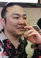 力士会前に取材に応じる炎鵬