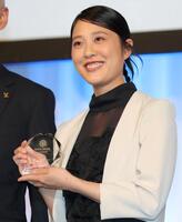 笑顔でトロフィーを掲げる丸山希＝グランドプリンスホテル新高輪（撮影・吉澤敬太）