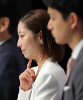 質問を受け考える三浦璃来（左）と木原龍一（撮影・吉澤敬太）