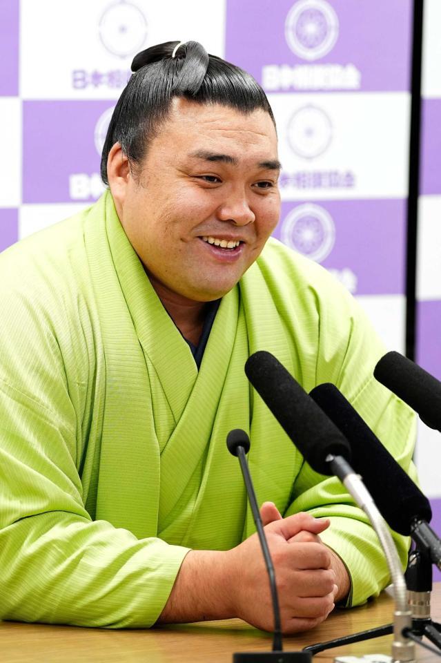 　笑顔で会見する霧島