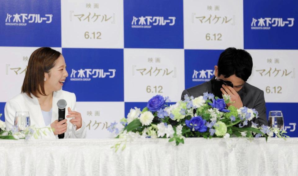 引退会見冒頭で涙する木原龍一（右）を見て笑う三浦璃来