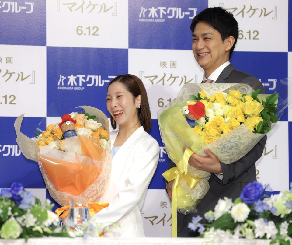 花束を手に笑顔を見せる三浦璃来（左）、木原龍一組（撮影・吉澤敬太）