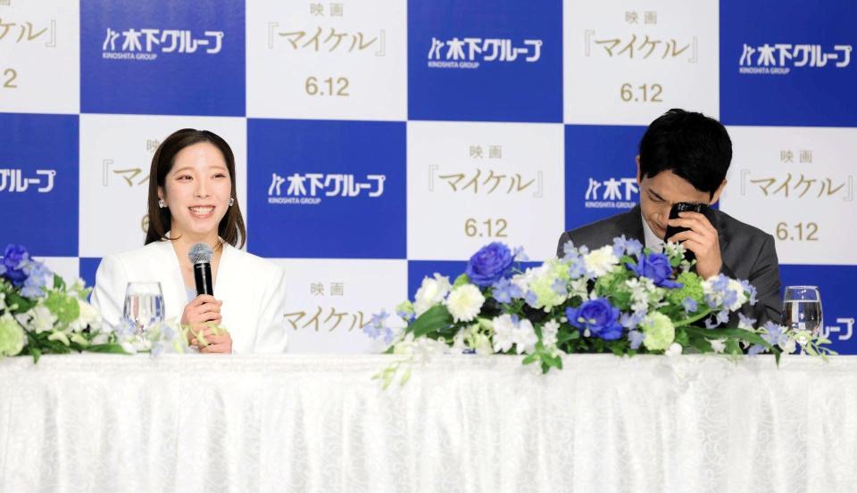 引退会見を行った三浦璃来（左）と涙する木原龍一（撮影・吉澤敬太）