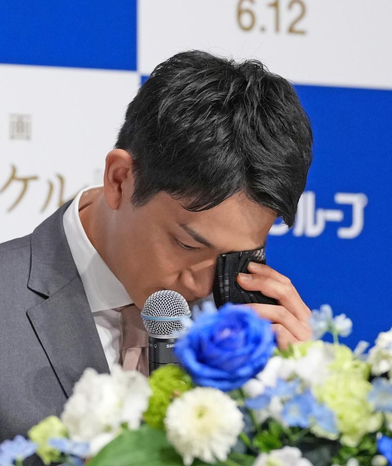 引退会見の冒頭で早くも涙を見せる木原龍一