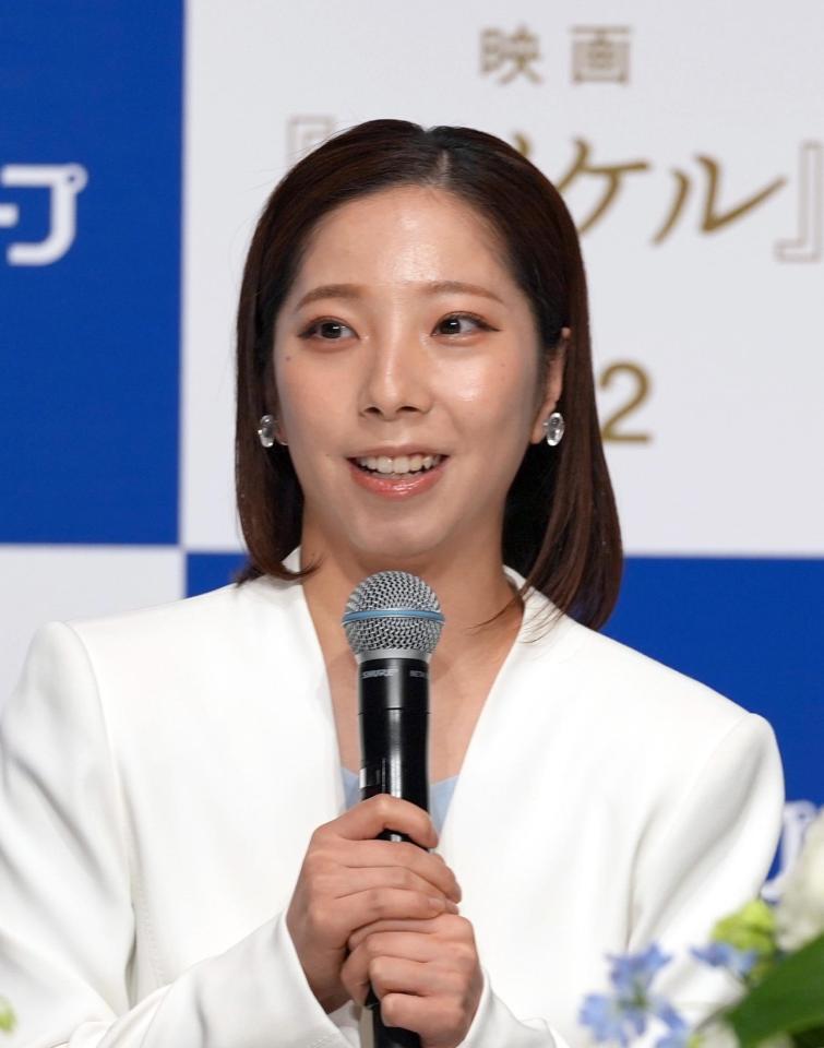 引退会見に臨む三浦璃来