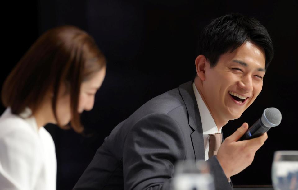 三浦璃来（手前）の発言を聞き、爆笑する木原龍一（撮影・吉澤敬太）