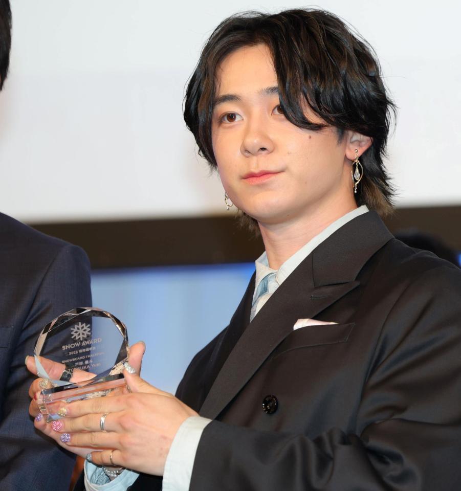 ネイルを施した手でトロフィーを持つ戸塚優斗（撮影・吉澤敬太）