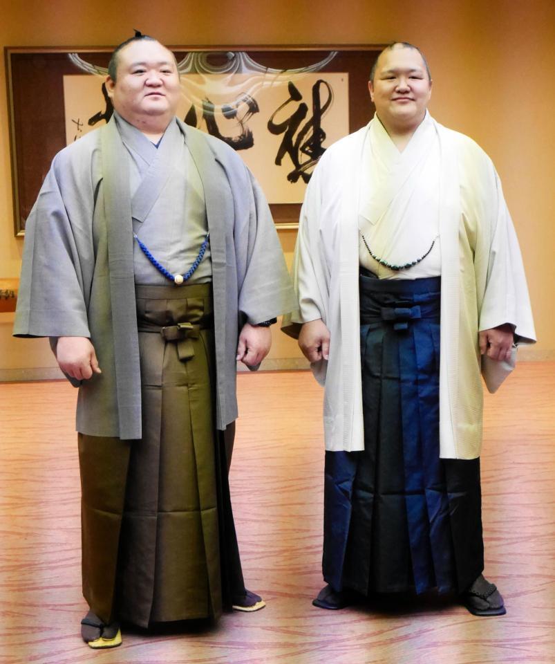 力士会で挨拶を行った大山親方（右）と桐山親方