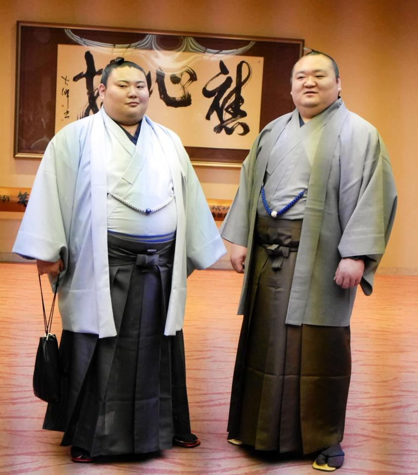 青森出身同士で写真に収まった大花竜（左）と桐山親方