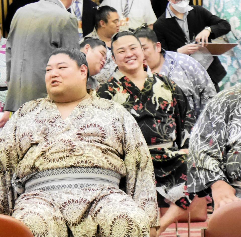 力士会の開始前に笑顔を見せる炎鵬（中央）。手前は阿炎