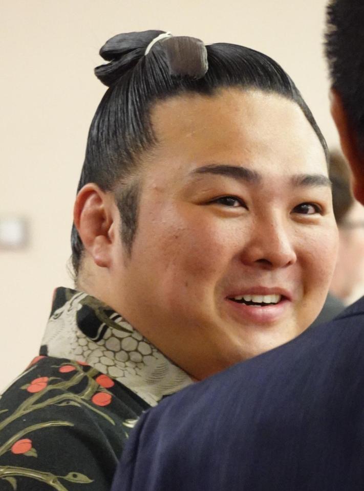 力士会に参加して笑顔を見せる炎鵬