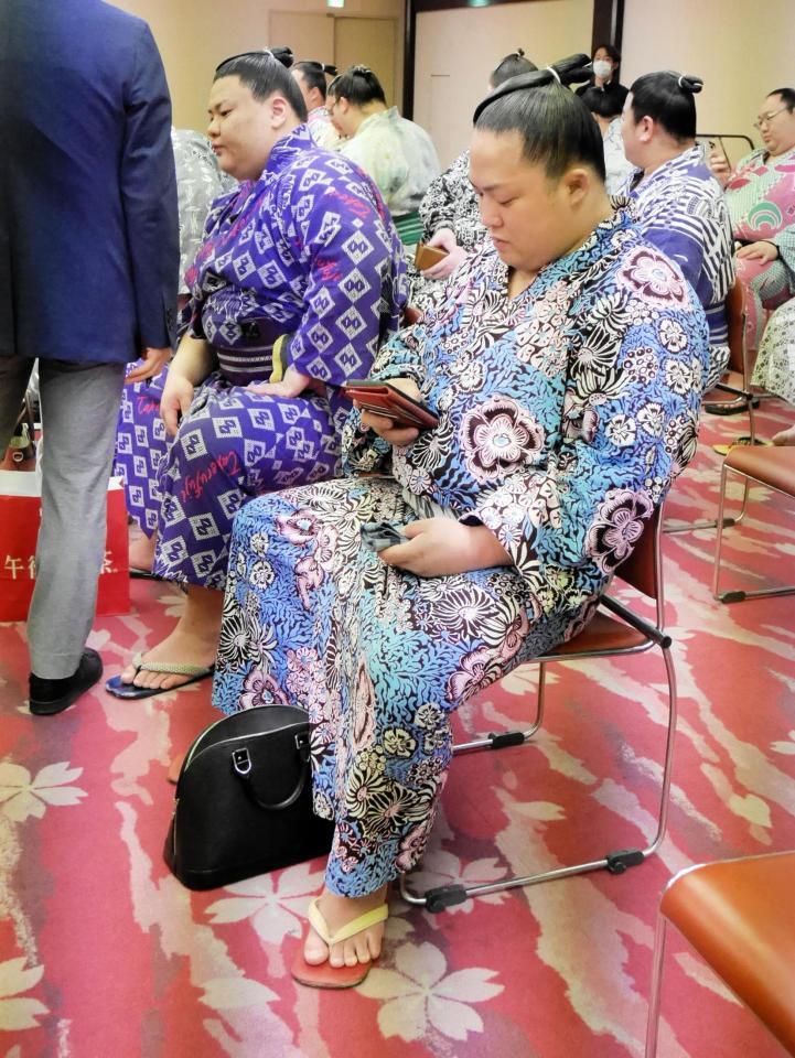 会場で力士会が始まるのを待つ翠富士