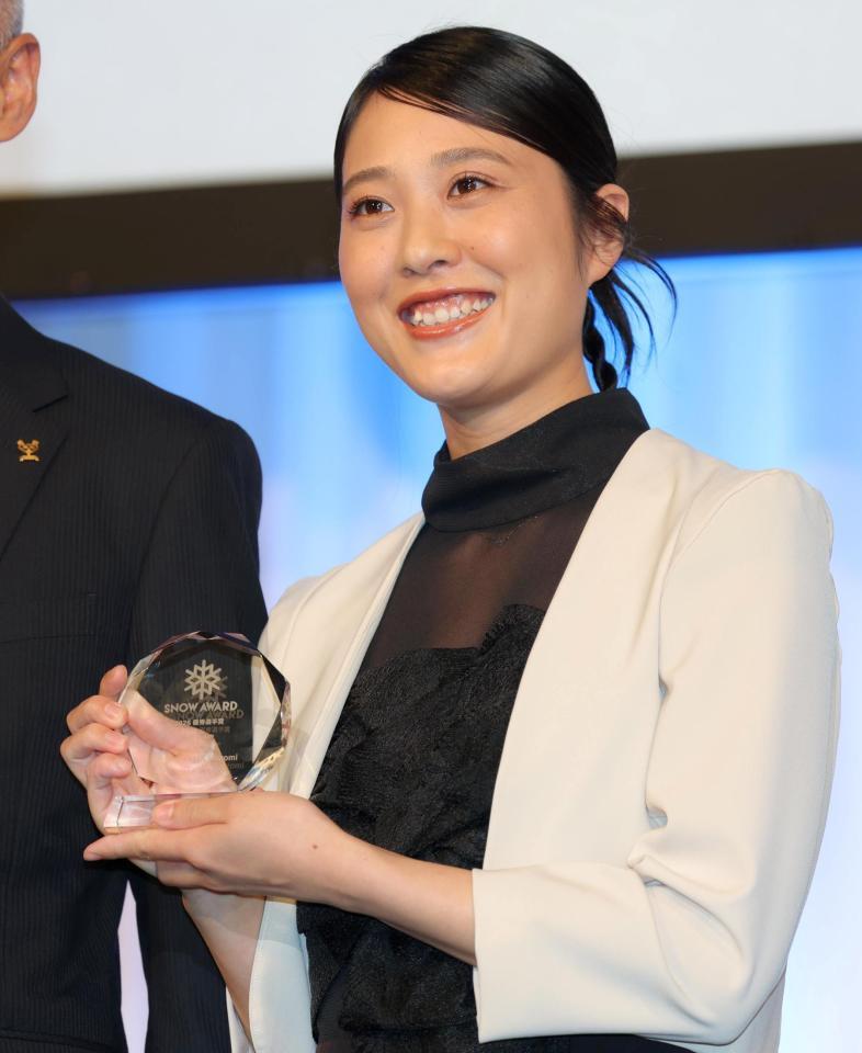 笑顔でトロフィーを掲げる丸山希＝グランドプリンスホテル新高輪（撮影・吉澤敬太）