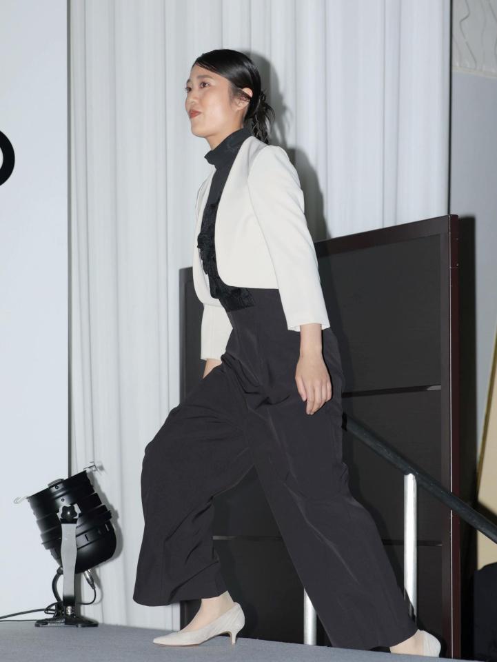 登壇する丸山希（撮影・吉澤敬太）