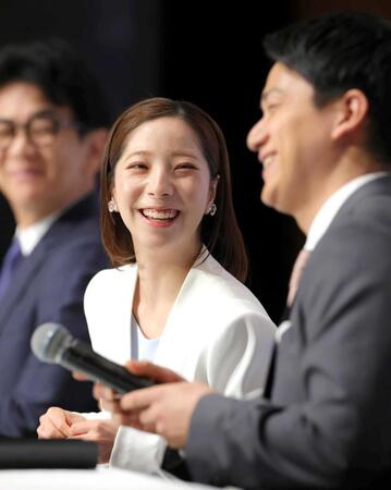 　笑い合う三浦璃来（左）、木原龍一