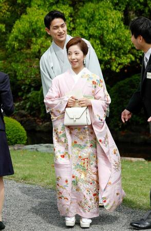 １７日、春の園遊会に臨む、三浦璃来（手前）と木原龍一