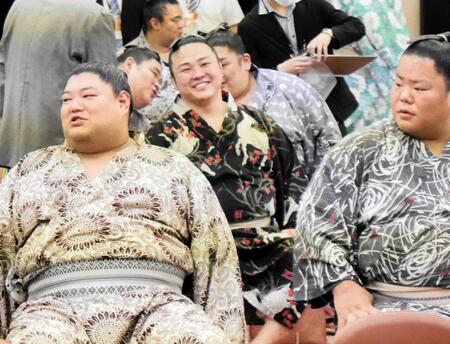 　力士会の開始前に笑顔を見せる炎鵬（中央）＝撮影・山本鋼平