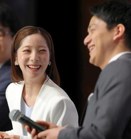 笑い合う三浦璃来（左）、木原龍一（撮影・吉澤敬太）