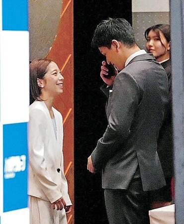 会見前から舞台袖で涙を拭う木原龍一