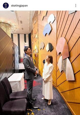 会見前に涙ぐむ木原とそれを見て笑う三浦 。日本スケート連盟のインスタグラム（ｓｋａｔｉｎｇｊａｐａｎ）より