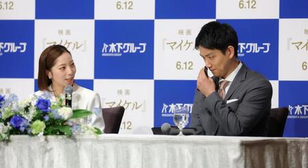 涙する木原龍一（右）を見つめる三浦璃来（撮影・吉澤敬太）