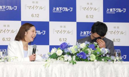 会見冒頭、いきなり涙する木原龍一（右）を見て笑う三浦璃来（撮影・吉澤敬太）