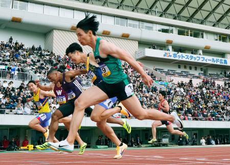 　男子１００メートル決勝　１０秒３７で優勝した山本匠真（手前）＝ホットスタッフフィールド広島