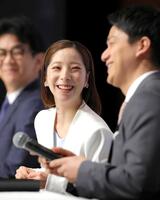 　笑い合う三浦璃来（左）、木原龍一