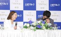 　会見冒頭、いきなり涙する木原龍一（右）を見て笑う三浦璃来