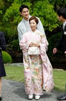 １７日、春の園遊会に臨む、三浦璃来（手前）と木原龍一