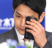 これまでの道のりを振り返り涙する木原龍一（撮影・吉澤敬太）