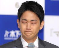 会見冒頭涙を流しあいさつする木原龍一（撮影・吉澤敬太）