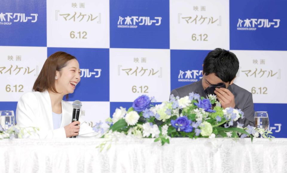 　会見冒頭、いきなり涙する木原龍一（右）を見て笑う三浦璃来