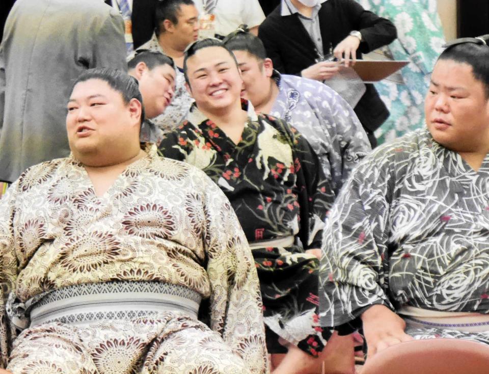 　力士会の開始前に笑顔を見せる炎鵬（中央）＝撮影・山本鋼平