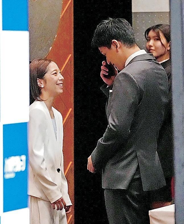 会見前から舞台袖で涙を拭う木原龍一